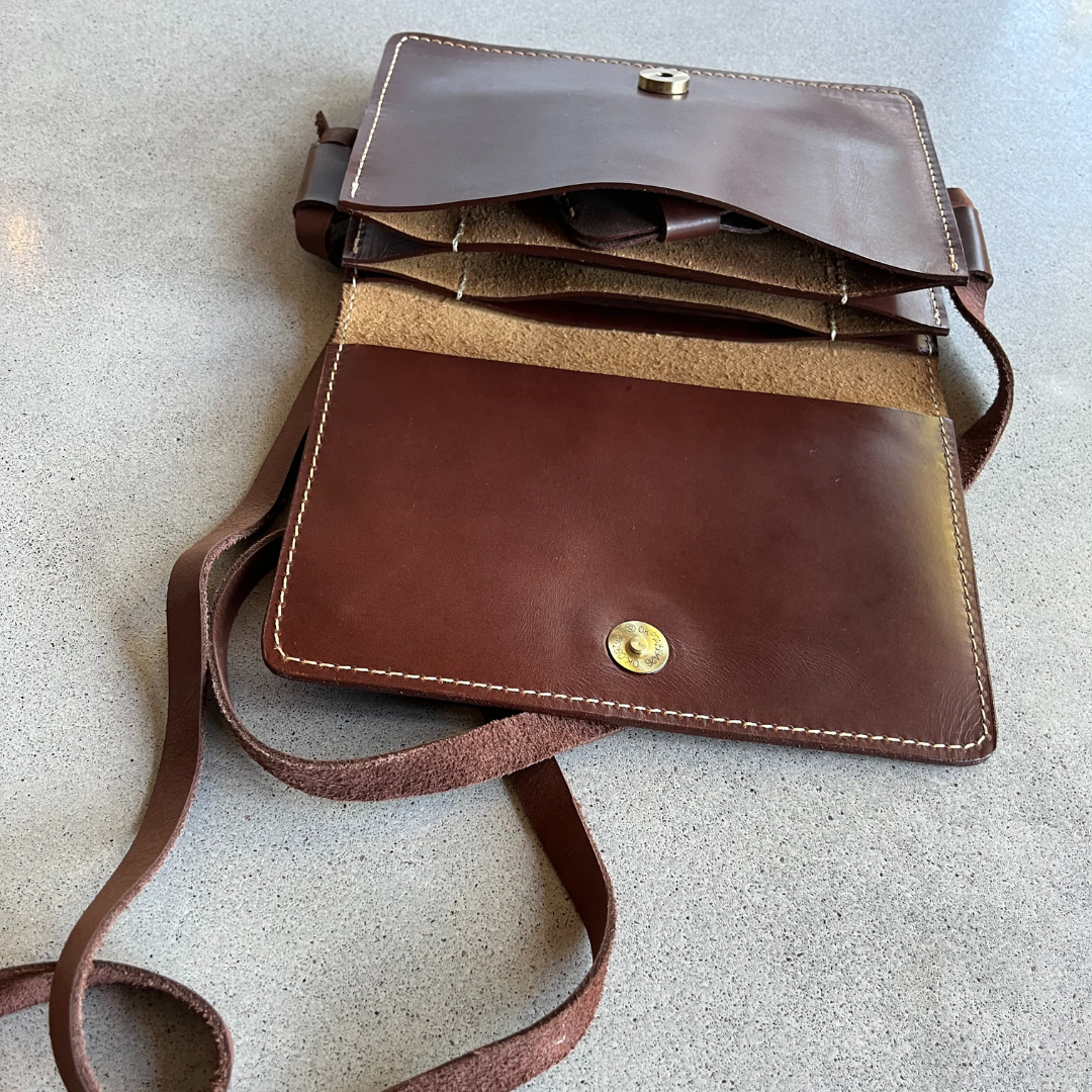 Sac à main enveloppe en cuir à bandoulière | Marron chocolat