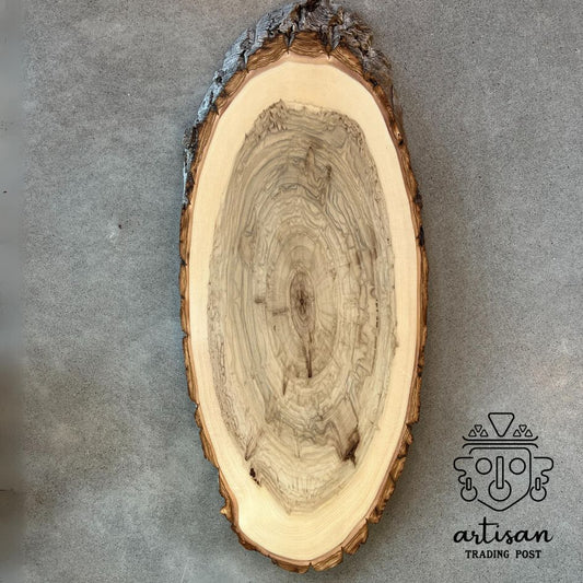 Planche de charcuterie en peuplier baumier Live Edge – Grande ovale