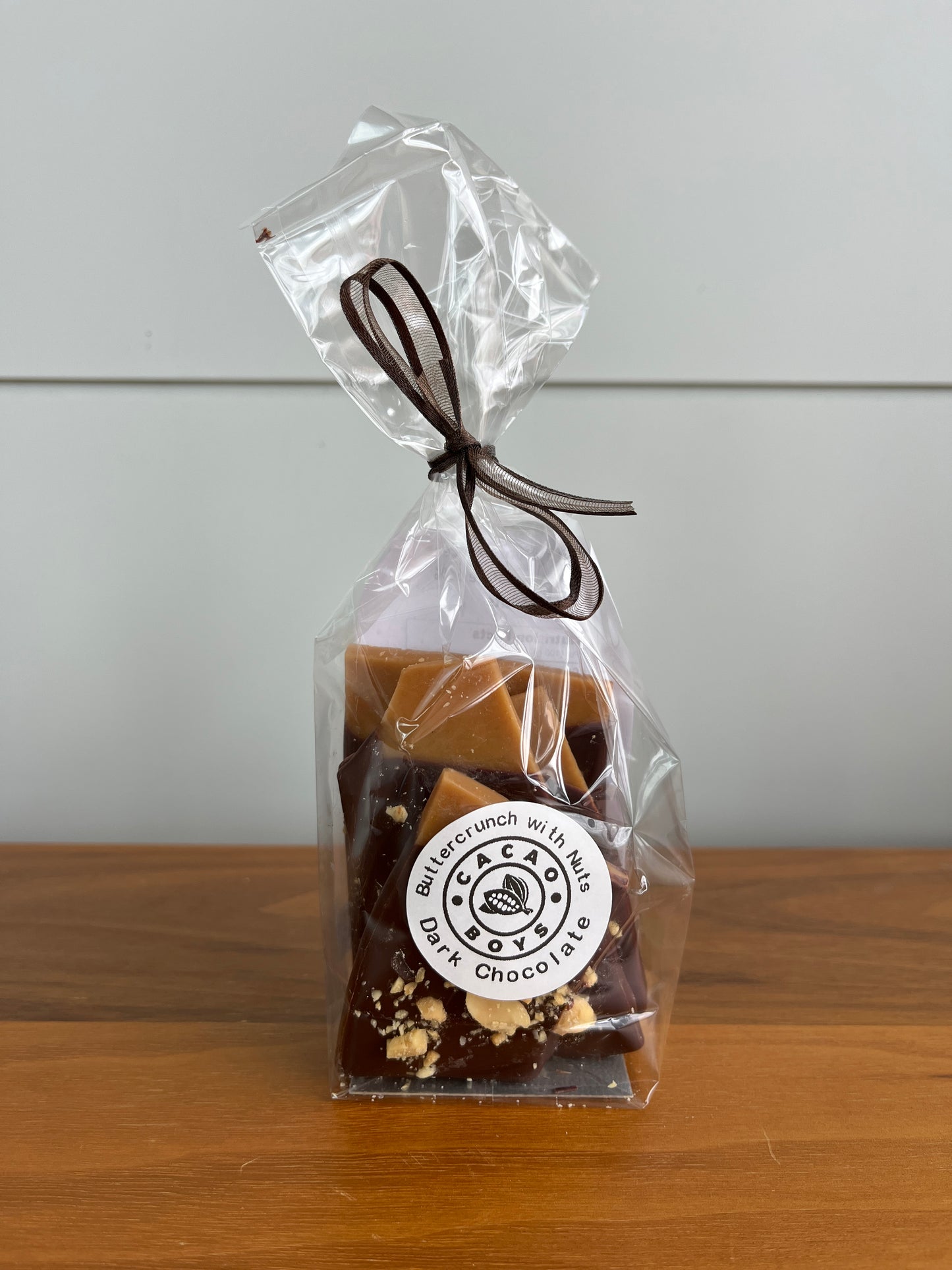 Biscuit éponge trempé dans du chocolat noir