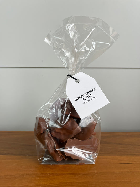 Biscuit éponge trempé dans du chocolat noir