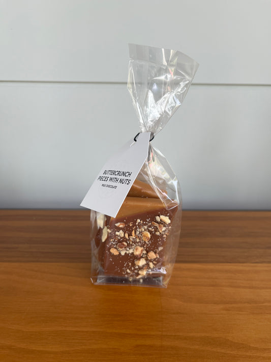 Biscuit éponge trempé dans du chocolat noir
