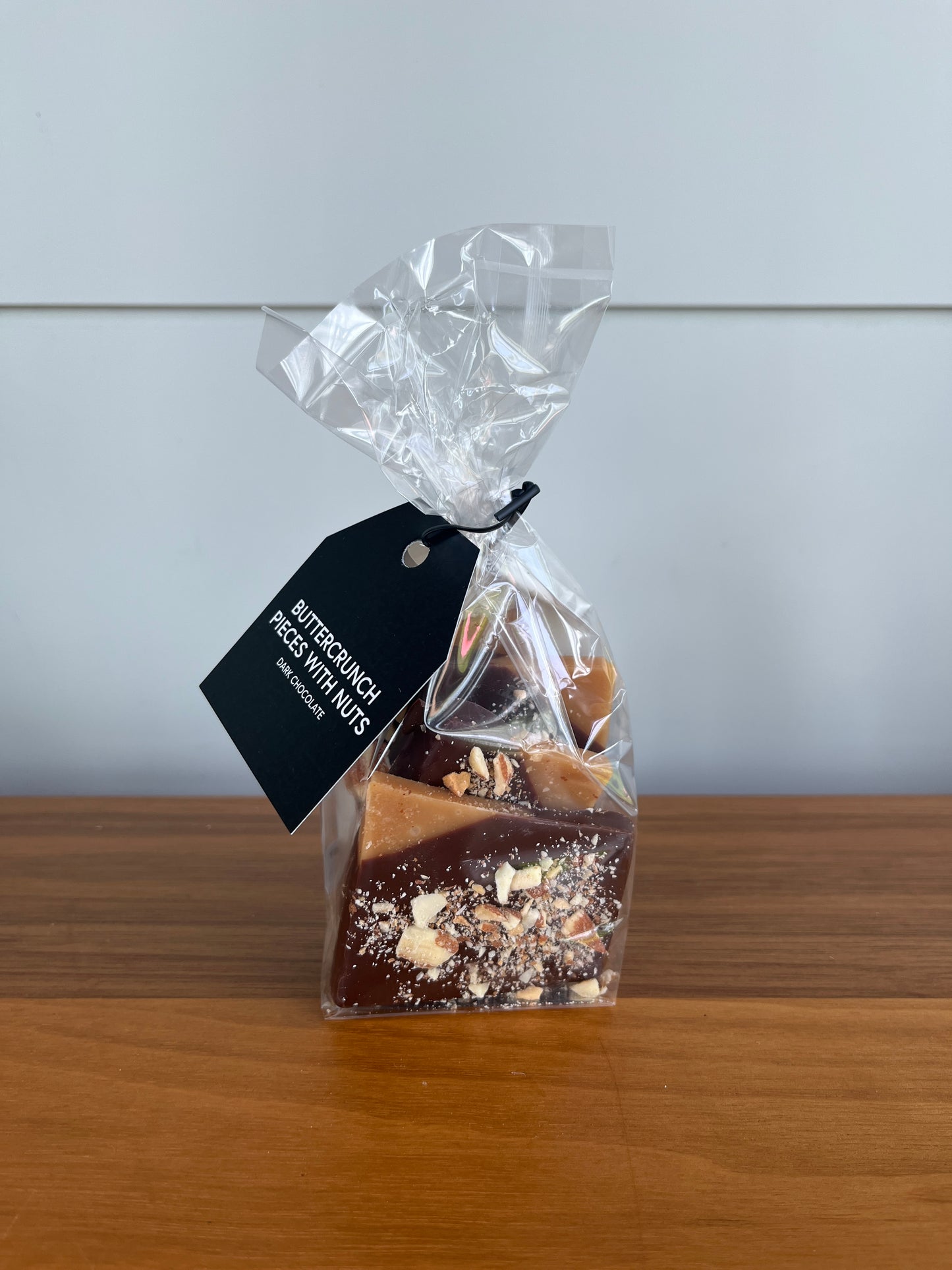 Biscuit éponge trempé dans du chocolat noir