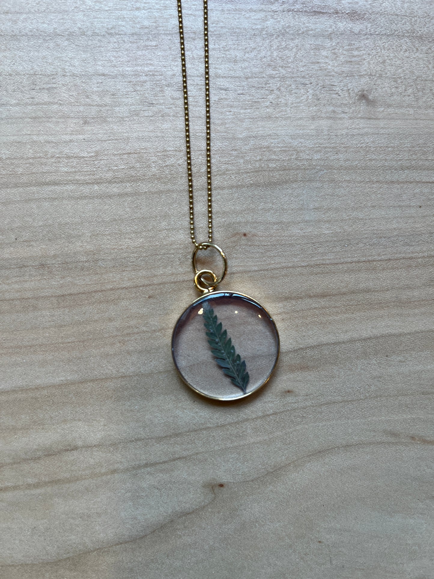 Collier Hexagone | Grande Fougère en Dentelle Dorée