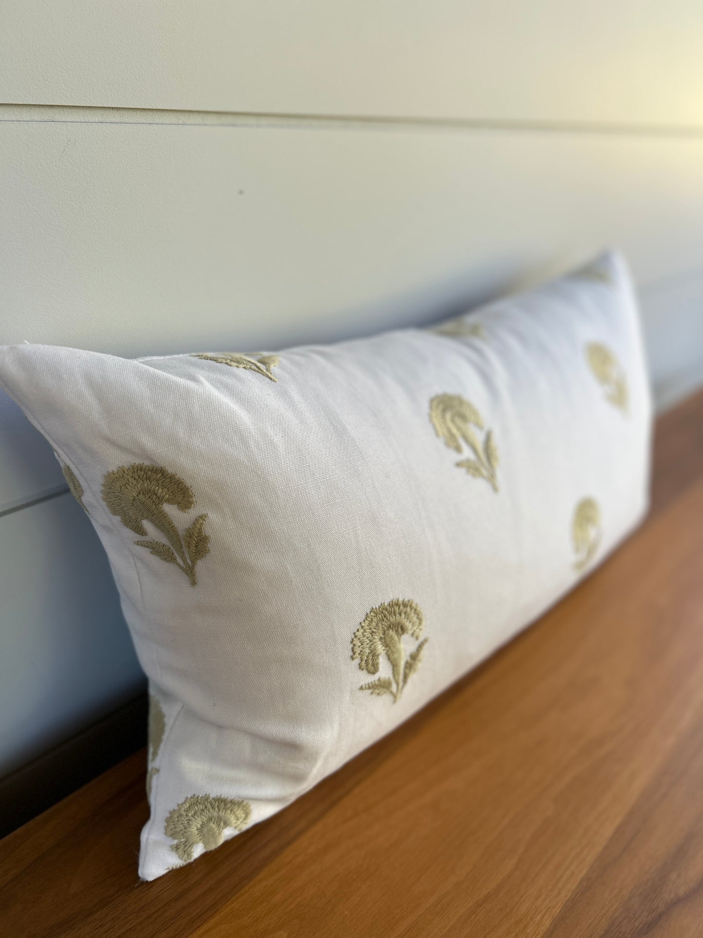 Coussin lombaire | Chartreuse brodée