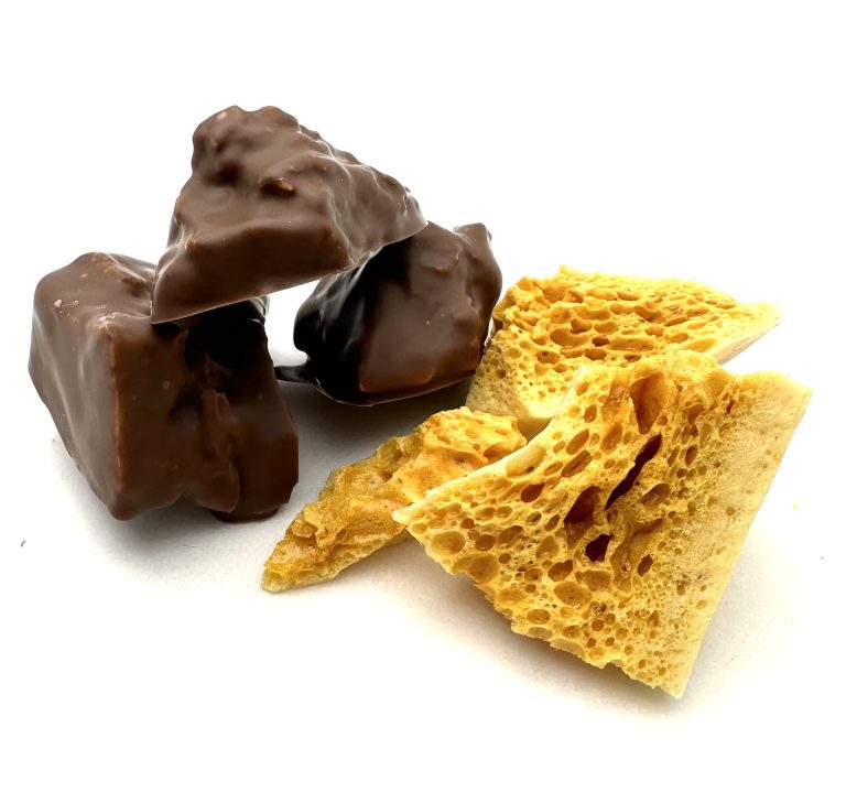 Biscuit éponge trempé dans du chocolat noir