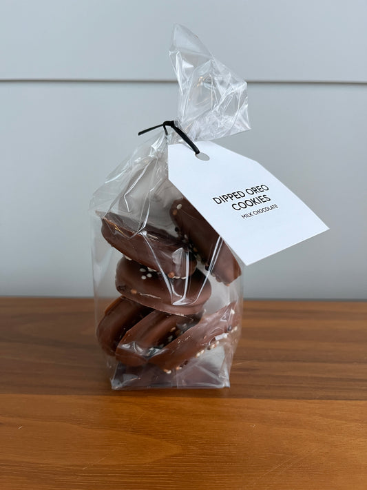 Oreos trempés dans du chocolat au lait