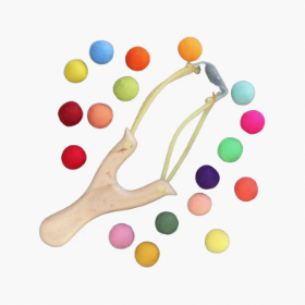 Lance-pierre en bois avec boules de feutre
