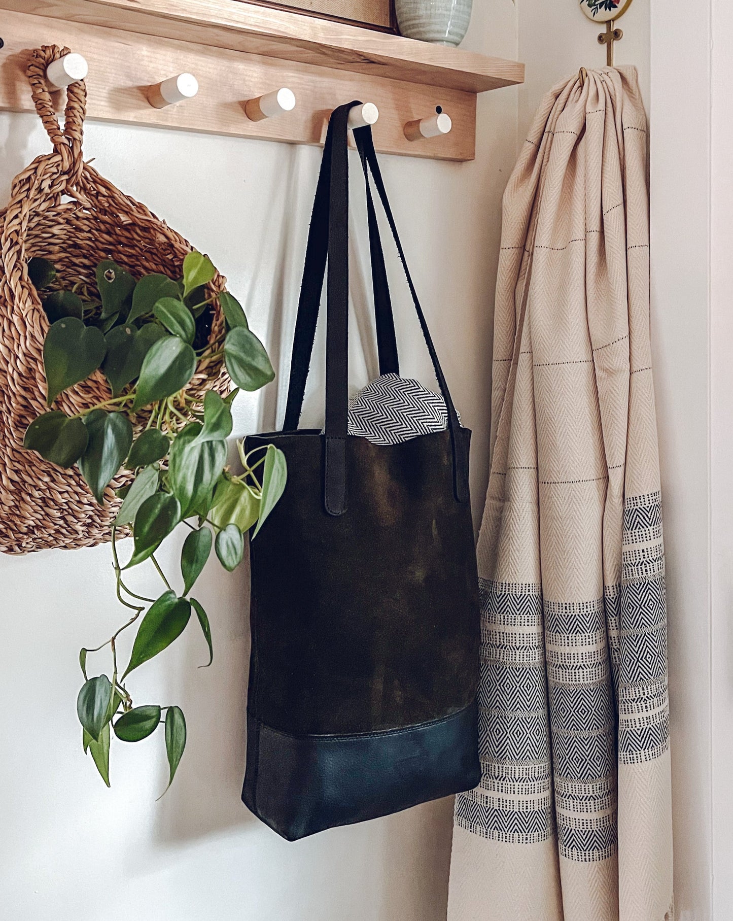 Muskoka Tote – Handmade Leather Bag | Midnight with Green