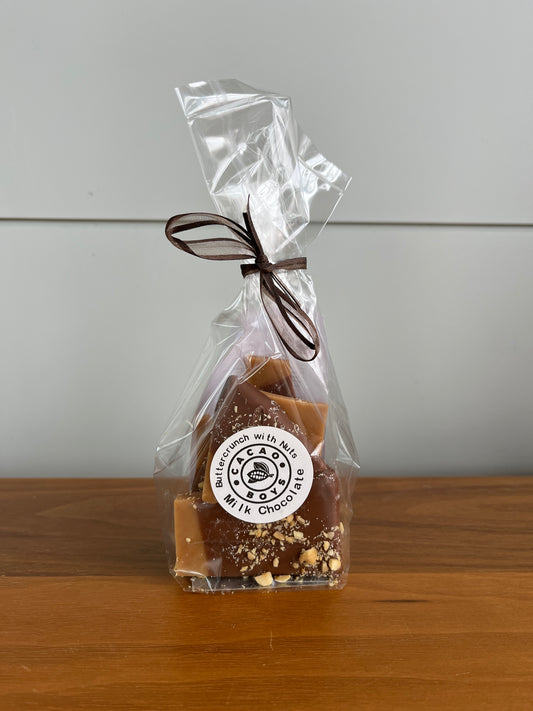 Biscuit éponge trempé dans du chocolat noir