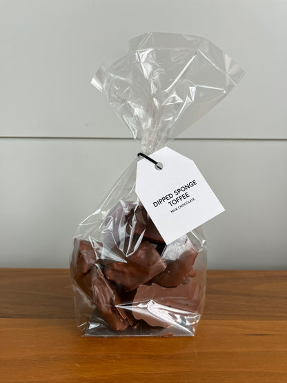 Biscuit éponge trempé dans du chocolat noir