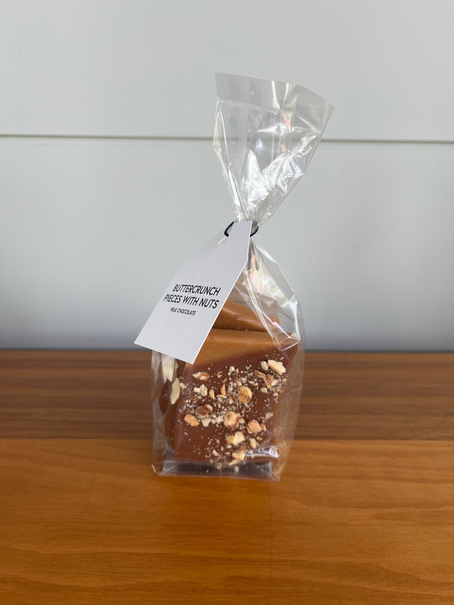 Biscuit éponge trempé dans du chocolat noir